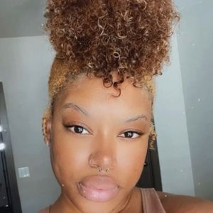 Meet your Posher, Alexis